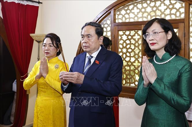 Chủ tịch Quốc hội Trần Thanh Mẫn và Phu nhân thắp hương tại bàn thờ Bác Hồ. Ảnh: Doãn Tấn – TTXVN