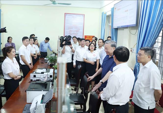 Party General Secretary To Lam visits the Public Administrative Service Centre of Si Pa Phin commune. VNA Photo: Thống Nhất 