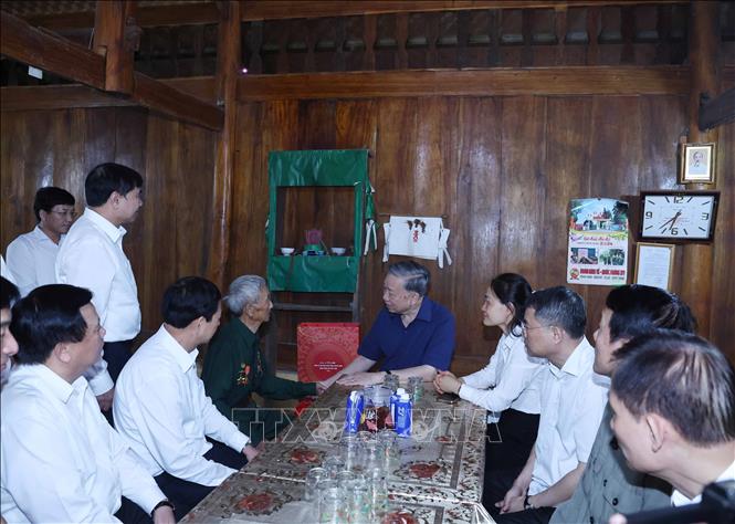 Party General Secretary To Lam visits the family of veteran Dien Bien soldier Vang A Chao (born in 1929). VNA Photo: Thống Nhất 