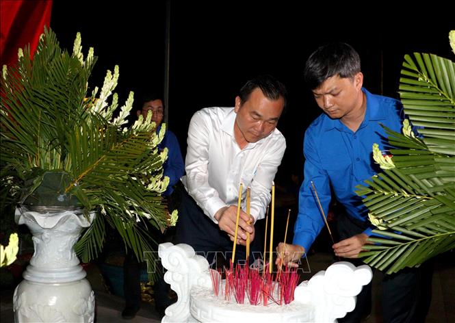 Đại biểu dâng hương tại Nghĩa trang liệt sĩ tỉnh Vĩnh Long. Ảnh: Lê Thúy Hằng – TTXVN