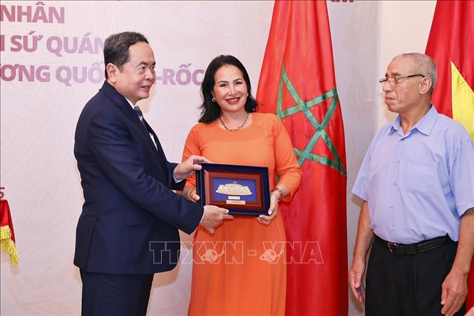 Chủ tịch Quốc hội Trần Thanh Mẫn tặng quà đại diện cộng đồng người Việt Nam tại Maroc. Ảnh: Doãn Tấn – TTXVN