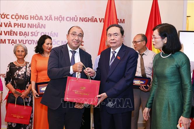 Chủ tịch Quốc hội Trần Thanh Mẫn tặng quà đại diện cộng đồng người Việt Nam tại Maroc. Ảnh: Doãn Tấn – TTXVN