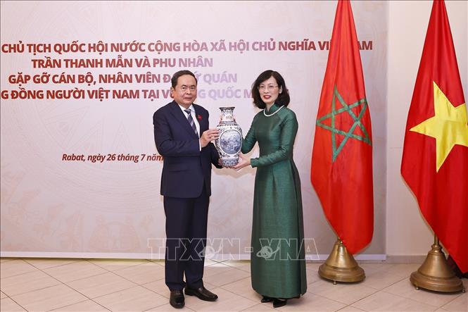 Chủ tịch Quốc hội Trần Thanh Mẫn tặng quà Đại sứ quán Việt Nam tại Maroc. Ảnh: Doãn Tấn – TTXVN