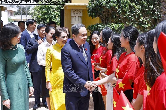 NA Chairman Tran Thanh Man and his spouse meet with the Vietnamese Embassy staff and representatives of the Vietnamse community in Morocco. VNA Photo: Doãn Tấn