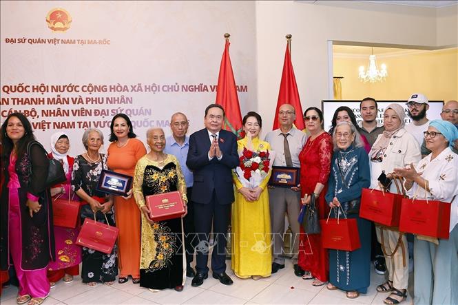NA Chairman Tran Thanh Man and his spouse with overseas Vietnamese in the meeting. VNA Photo: Doãn Tấn