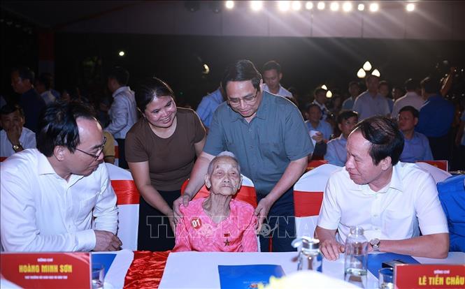 Prime Minister Pham Minh Chinh meets with a heroic Vietnamese Mother at the ceremony. VNA Photo: Dương Giang