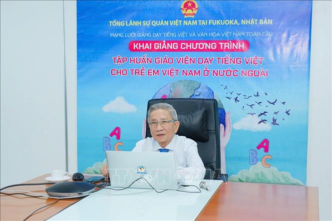 Giáo sư, Tiến sĩ Nguyễn Minh Thuyết trình bày chuyên đề. Ảnh: Phạm Tuân/pv TTXVN tại Nhật Bản