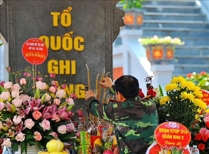 Thắp hương tưởng nhớ tới các anh hùng liệt sĩ tại Nghĩa trang liệt sỹ Quốc gia Vị Xuyên và Đền thờ Liệt sỹ điểm cao 468 (Hà Giang). Ảnh: Nam Thái - TTXVN