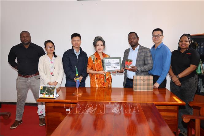 Đại sứ Vũ Thanh Huyền và đoàn công tác đã đến thăm Quận Lushoto và có buổi làm việc với Quận trưởng, ông Zephania Stephen Sumaye. Ảnh: Đại sứ quán Việt Nam tại Tanzania/TTXVN phát