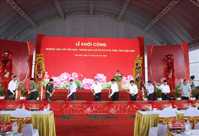 Tổng Bí thư Tô Lâm và các đại biểu thực hiện nghi thức khởi công Trường liên cấp Tiểu học, Trung học cơ sở xã Si Pa Phìn, tỉnh Điện Biên. Ảnh: Thống Nhất – TTXVN