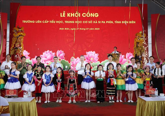 Tổng Bí thư Tô Lâm với các thiếu nhi tại Lễ khởi công Trường liên cấp Tiểu học, Trung học cơ sở xã Si Pa Phìn, tỉnh Điện Biên. Ảnh: Thống Nhất – TTXVN