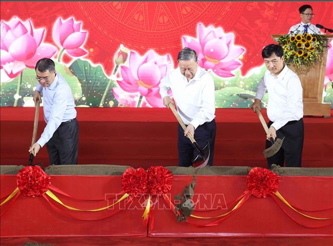Tổng Bí thư Tô Lâm thực hiện nghi thức khởi công Trường liên cấp Tiểu học, Trung học cơ sở xã Si Pa Phìn, tỉnh Điện Biên. Ảnh: Thống Nhất – TTXVN