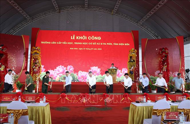 Tổng Bí thư Tô Lâm và các đại biểu thực hiện nghi thức khởi công Trường liên cấp Tiểu học, Trung học cơ sở xã Si Pa Phìn, tỉnh Điện Biên. Ảnh: Thống Nhất – TTXVN