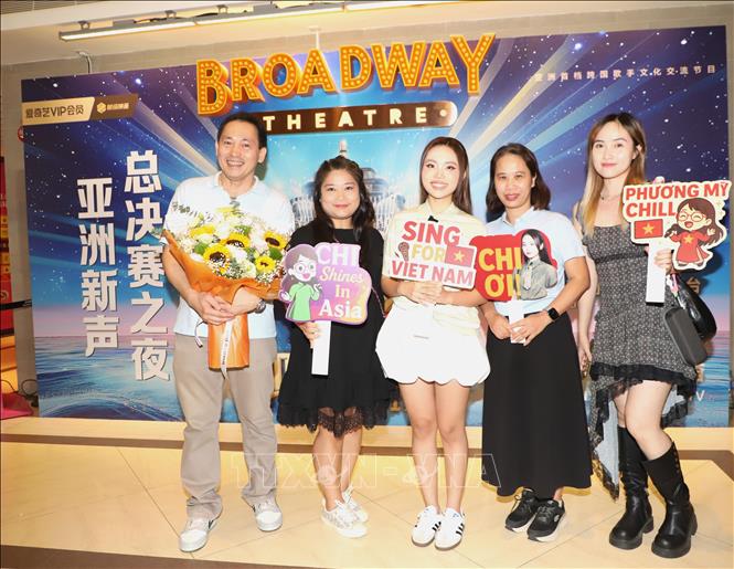Ca sĩ Phương Mỹ Chi (giữa) tại đêm chung kết Sing! Asia. Ảnh: Xuân Vịnh - Phóng viên TTXVN từ Macau (Trung Quốc)