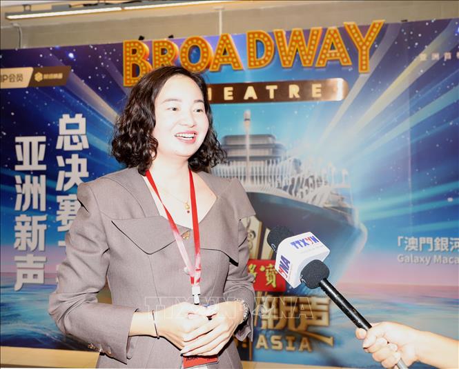 Bà Bùi Thị Yến, đại diện Công ty Đại Đường Media, đơn vị truyền thông đưa tin về Sing! Asia và hỗ trợ ca sĩ Phương Mỹ Chi tham gia sự kiện trả lời phỏng vấn của TTXVN. Ảnh: Xuân Vịnh - Phóng viên TTXVN từ Macau (Trung Quốc) 



