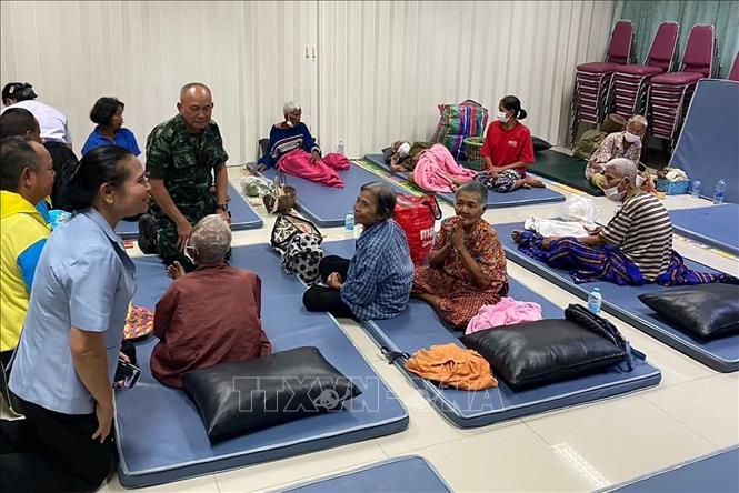 Người dân bị ảnh hưởng bởi xung đột biên giới sơ tán tới điểm tị nạn ở tỉnh Ubon Ratchathani, Thái Lan ngày 25/7/2025. Ảnh: THX/TTXVN