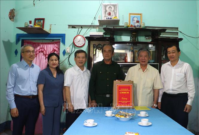 Bí thư  Trung ương Đảng, Chánh án Tòa án nhân dân Tối cao Lê Minh Trí và lãnh đạo tỉnh Vĩnh Long đến thăm, tặng quà gia đình thương binh tại phường Tân Ngãi, tỉnh Vĩnh Long. Ảnh: Lê Thúy Hằng – TTXVN. 
