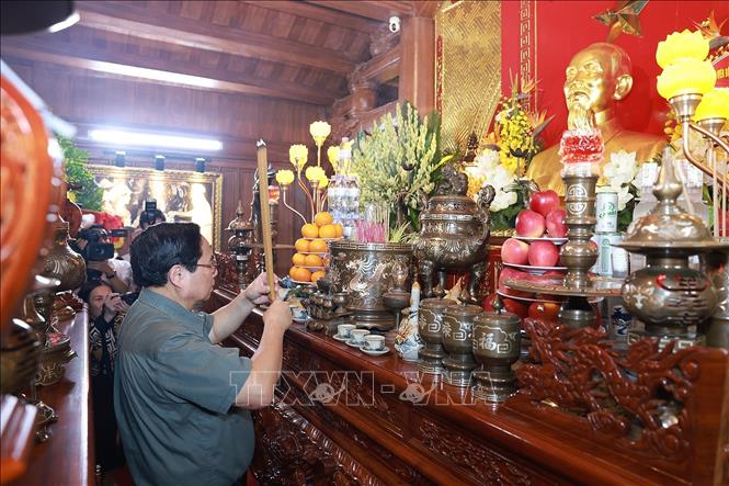 Thủ tướng Phạm Minh Chính dâng hương tưởng niệm tại Đền thờ Bác Hồ và các Anh hùng liệt sĩ tỉnh Quảng Trị. Ảnh: Dương Giang-TTXVN 
