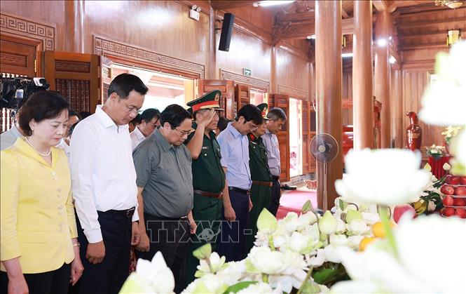Thủ tướng Phạm Minh Chính dâng hương tưởng niệm tại Đền thờ Bác Hồ và các Anh hùng liệt sĩ tỉnh Quảng Trị. Ảnh: Dương Giang-TTXVN 
