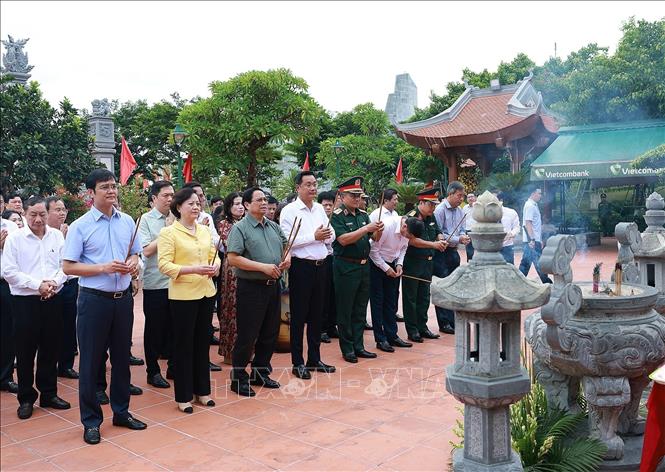 Thủ tướng Phạm Minh Chính dâng hương tưởng niệm tại Đền thờ Bác Hồ và các Anh hùng liệt sĩ tỉnh Quảng Trị. Ảnh: Dương Giang-TTXVN 
