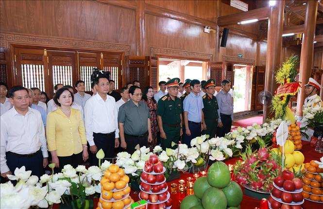 Thủ tướng Phạm Minh Chính dâng hương, hoa tưởng niệm tại Đền thờ Bác Hồ và các Anh hùng liệt sĩ tỉnh Quảng Trị. Ảnh: Dương Giang-TTXVN 
