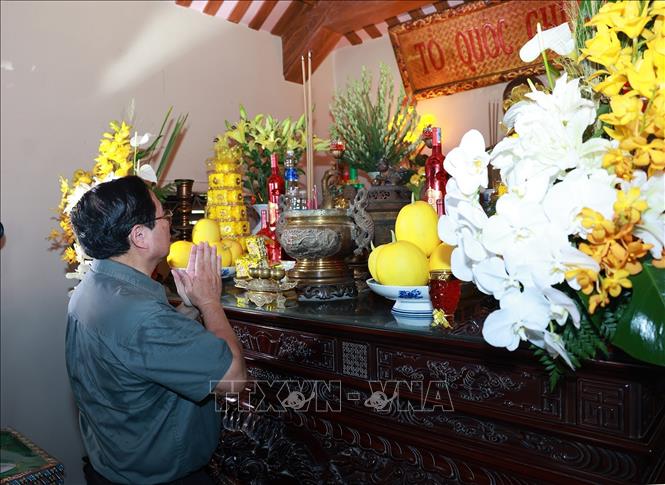 Thủ tướng Phạm Minh Chính dâng hương tại Đền tưởng niệm liệt sĩ Trường Sơn-Bến phà Long Đại. Ảnh: Dương Giang-TTXVN

