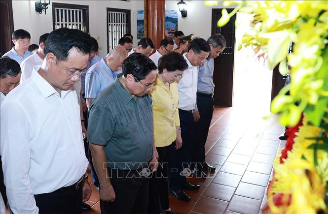 Thủ tướng Phạm Minh Chính dâng hương, hoa tại Đền tưởng niệm liệt sĩ Trường Sơn-Bến phà Long Đại. Ảnh: Dương Giang-TTXVN
