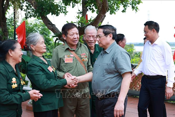Thủ tướng Phạm Minh Chính với các cựu thanh niên xung phong, dân công hoả tuyến đến dâng hương tại Đền tưởng niệm liệt sĩ Trường Sơn-Bến phà Long Đại. Ảnh: Dương Giang-TTXVN
