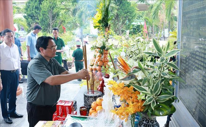 Thủ tướng Phạm Minh Chính dâng hương tại Nhà bia tưởng niệm 16 thanh niên xung phong hy sinh tại Bến phà Long Đại. Ảnh: Dương Giang-TTXVN
