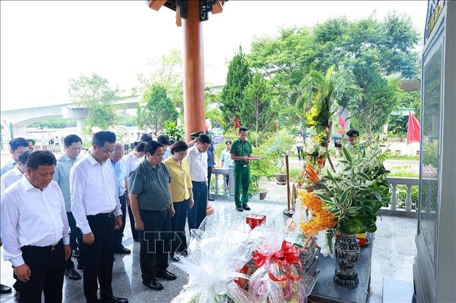 Thủ tướng Phạm Minh Chính dâng hương tại Nhà bia tưởng niệm 16 thanh niên xung phong hy sinh tại Bến phà Long Đại. Ảnh: Dương Giang-TTXVN
