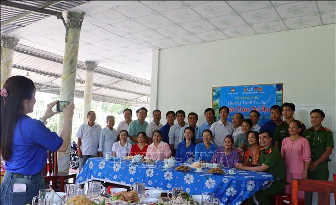 Bữa cơm tri ân dịp 27/7 tại nhà Bà Mẹ Việt Nam Anh hùng Nguyễn Thị Bảy, xã Song Phú, tỉnh Vĩnh Long có sự tham gia của chính quyền địa phương, đơn vị nhận phục dưỡng và nhiều thành viên trong gia đình. Ảnh: Lê Thúy Hằng – TTXVN. 
