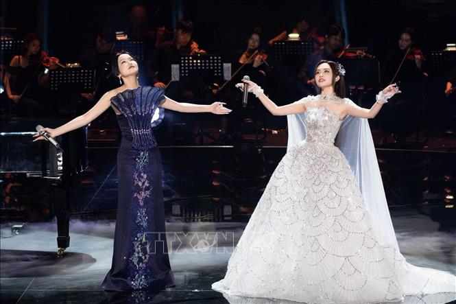 Ca sỹ Phương Mỹ Chi song ca cùng ca sỹ Hoàng Linh (Trung Quốc) bài “Lạc trôi” tại đêm chung kết Sing! Asia. Ảnh: TTXVN phát