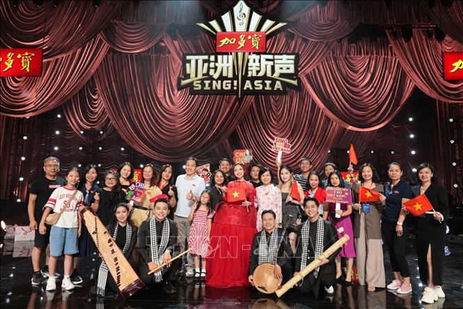Ca sỹ Phương Mỹ Chi giao lưu với khán giả sau đêm chung kết Sing! Asia. Ảnh: TTXVN phát
