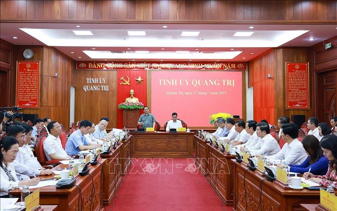 Thủ tướng Phạm Minh Chính làm việc với Ban Thường vụ Tỉnh uỷ Quảng Trị. Ảnh: Dương Giang-TTXVN 
