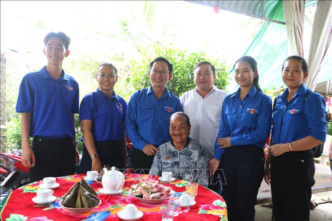 Tỉnh đoàn Vĩnh Long thăm và tặng quà Bà Mẹ Việt Nam anh hùng Đặng Thị Ngượt, xã Cái Nhum, tỉnh Vĩnh Long. Ảnh: Lê Thúy Hằng – TTXVN. 
