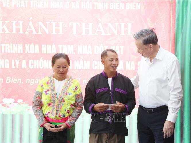 Party General Secretary To Lam presents gifts to policy beneficiaries in Na Sang commune, Dien Bien province. VNA Photo: Thống Nhất