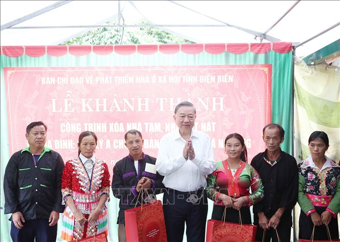 Party General Secretary To Lam presents gifts to 10 policy beneficiary households in Na Sang commune, Dien Bien province. VNA Photo: Thống Nhất