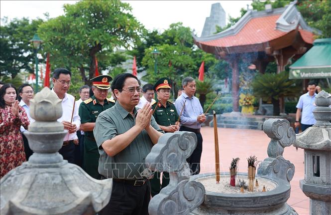 Prime Minister Pham Minh Chinh pays respect at the temple for Uncle Ho and Quang Tri heroic fallen soldiers. VNA Photo: Dương Giang