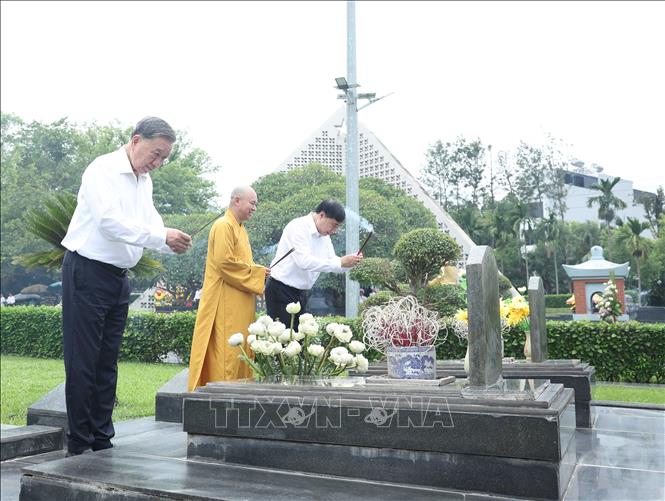 Tổng Bí Thư Tô Lâm cùng đoàn công tác Trung ương dâng hoa, dâng hương tưởng niệm tại Nghĩa trang liệt sĩ Quốc gia A1. Ảnh: Thống Nhất – TTXVN
