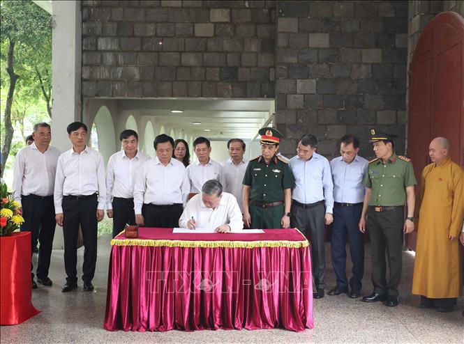 Tổng Bí thư Tô Lâm ghi lưu bút tại Nghĩa trang liệt sĩ Quốc gia A1. Ảnh: Thống Nhất – TTXVN