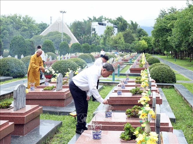 Tổng Bí thư Tô Lâm thắp hương tưởng niệm tại Nghĩa trang liệt sĩ Quốc gia A1. Ảnh: Thống Nhất – TTXVN 