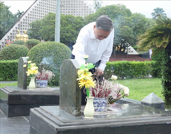 Tổng Bí thư Tô Lâm thắp hương tưởng niệm tại Nghĩa trang liệt sĩ Quốc gia A1. Ảnh: Thống Nhất – TTXVN 