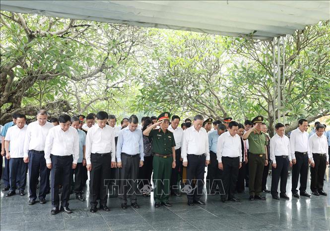 Tổng Bí thư Tô Lâm cùng đoàn công tác Trung ương tưởng niệm Anh hùng liệt sĩ tại Nghĩa trang liệt sĩ Quốc gia A1. Ảnh: Thống Nhất – TTXVN