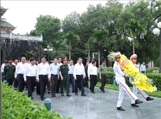 Tổng Bí Thư Tô Lâm cùng đoàn công tác Trung ương dâng hoa tưởng niệm tại Nghĩa trang liệt sĩ Quốc gia A1. Ảnh: Thống Nhất – TTXVN