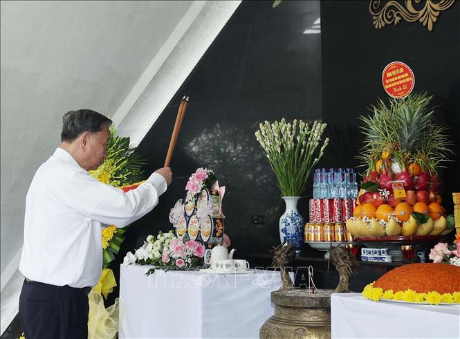 Tổng Bí thư Tô Lâm thắp hương tưởng niệm tại Nghĩa trang liệt sĩ Quốc gia A1. Ảnh: Thống Nhất – TTXVN 