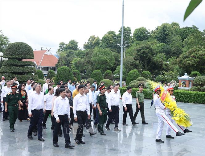 Tổng Bí Thư Tô Lâm cùng đoàn công tác Trung ương dâng hoa tưởng niệm tại Nghĩa trang liệt sĩ Quốc gia A1. Ảnh: Thống Nhất – TTXVN