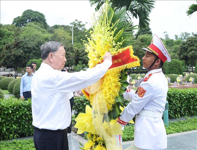Tổng Bí thư Tô Lâm dâng hoa tưởng niệm tại Nghĩa trang liệt sĩ Quốc gia A1. Ảnh: Thống Nhất – TTXVN