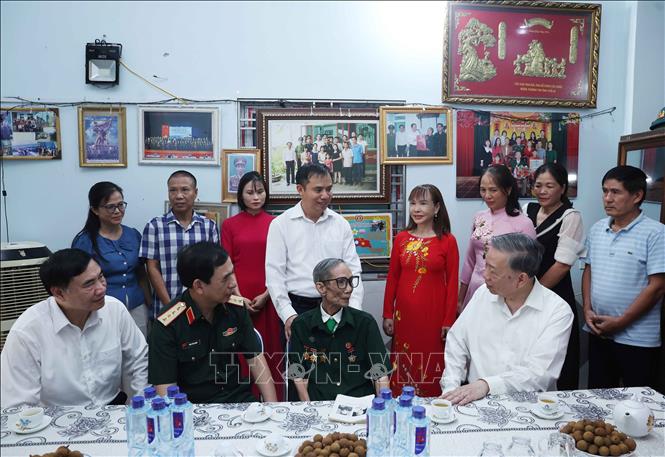 Tổng Bí thư Tô Lâm đến thăm và tặng quà gia đình thương binh Phạm Văn Ngân tại phường Điện Biên Phủ, tỉnh Điện Biên. Ảnh: Thống Nhất – TTXVN