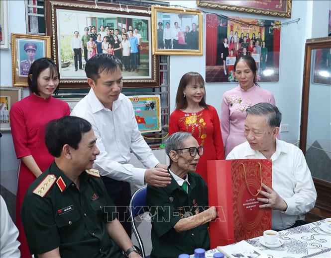 Tổng Bí thư Tô Lâm đến thăm và tặng quà gia đình thương binh Phạm Văn Ngân tại phường Điện Biên Phủ, tỉnh Điện Biên. Ảnh: Thống Nhất – TTXVN