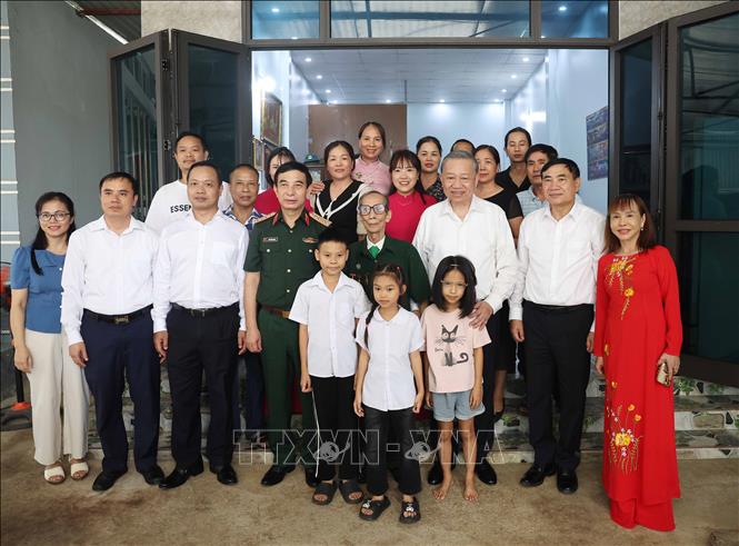 Tổng Bí thư Tô Lâm đến thăm và tặng quà gia đình thương binh Phạm Văn Ngân tại phường Điện Biên Phủ, tỉnh Điện Biên. Ảnh: Thống Nhất – TTXVN